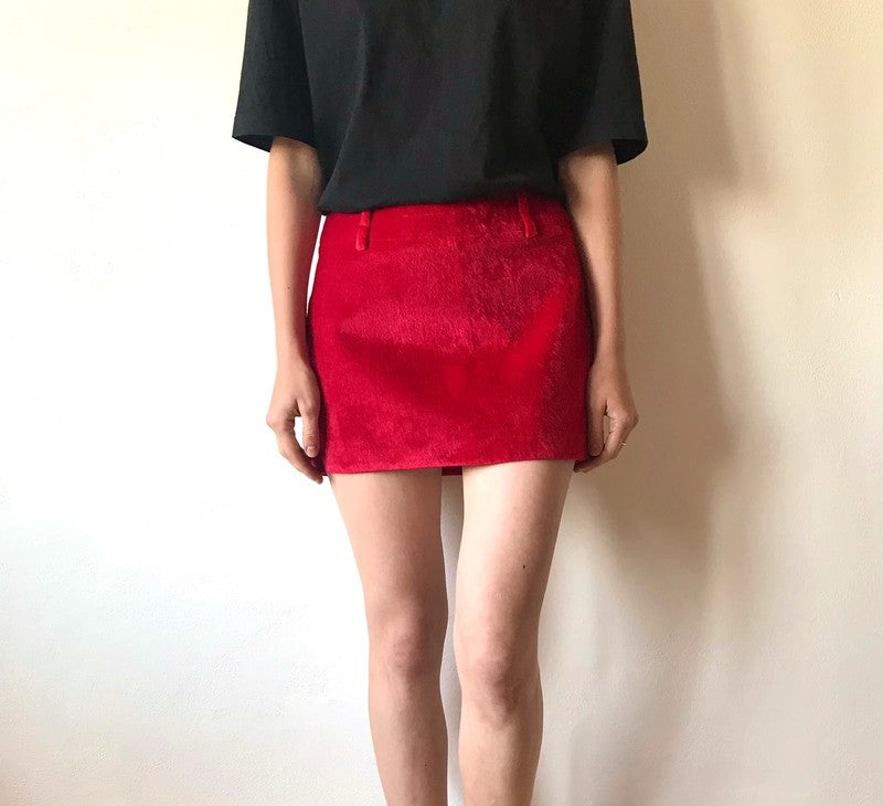 Červená chlupatá sukně